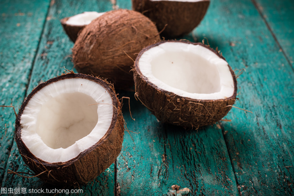 木制的桌子上的椰子。老式的篩選器。有機健康食品的概念。美容和 Spa 的概念